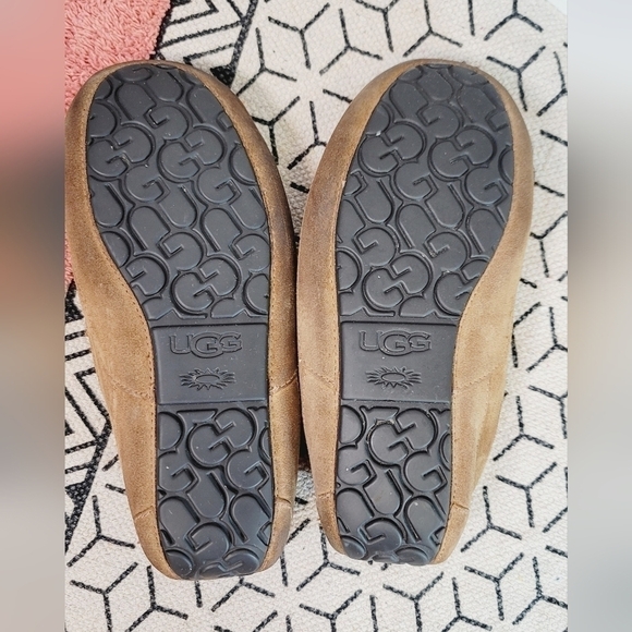 UGG Ascot Slipper in Tan, sz 11 - Picture 15 of 16